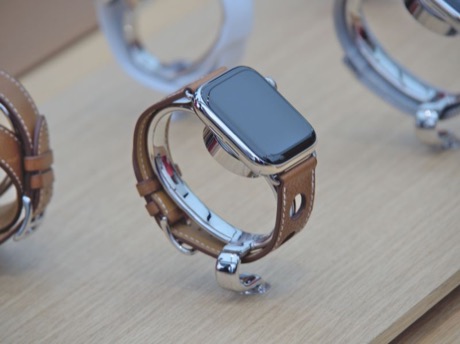 Apple Watch sur bracelet en cuir fauve