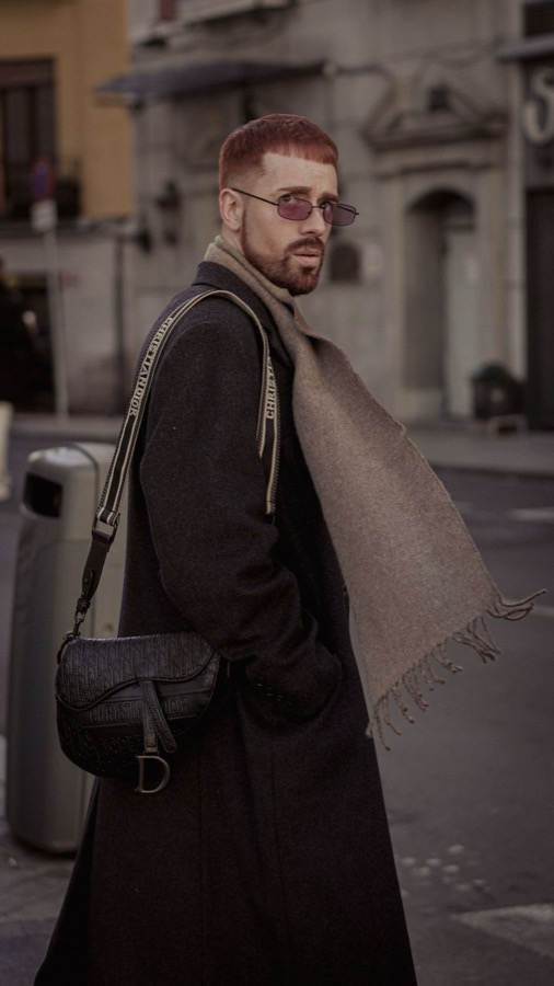 Homme en manteau long foncé avec écharpe et sac porté épaule