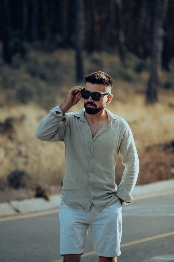 Homme en chemise en lin écru et short clair